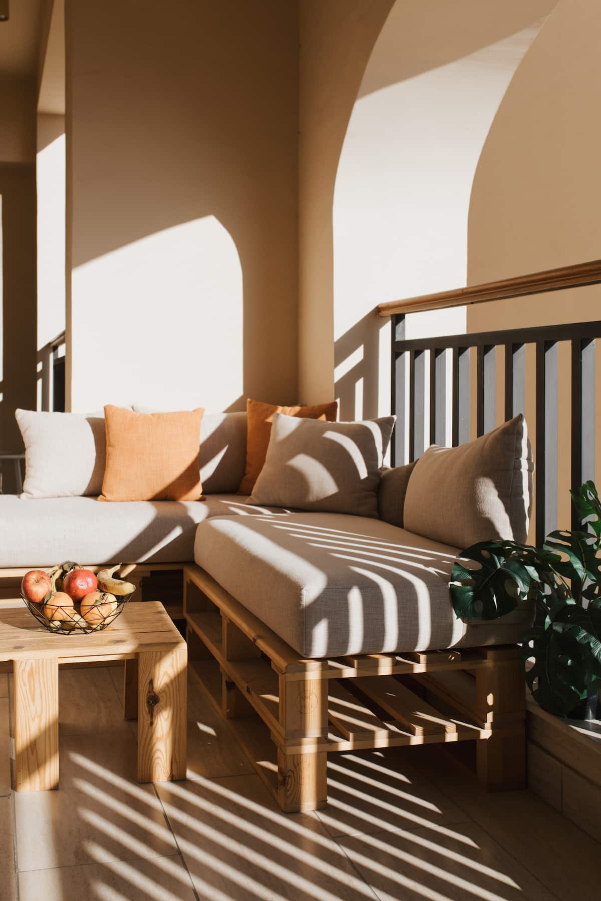 Balkon-Lounge im Abendlicht, Aldau Heights Sunny Stay Family