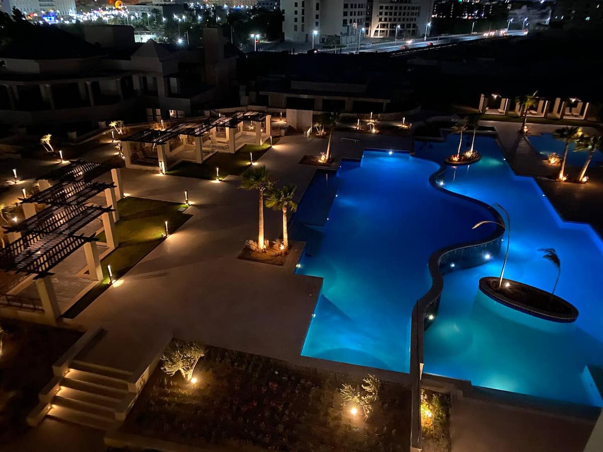 Beleuchtete Poollandschaft bei Nacht, Aldau Heights